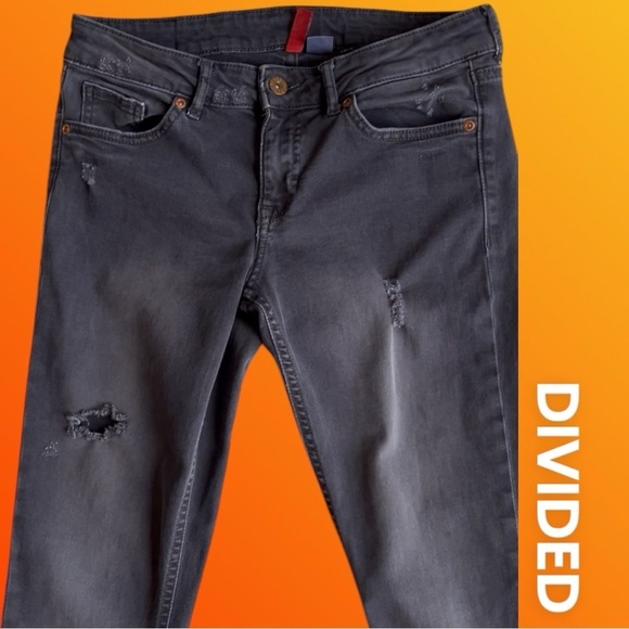 DIVIDED distressed jeans - Picture 3 of 9